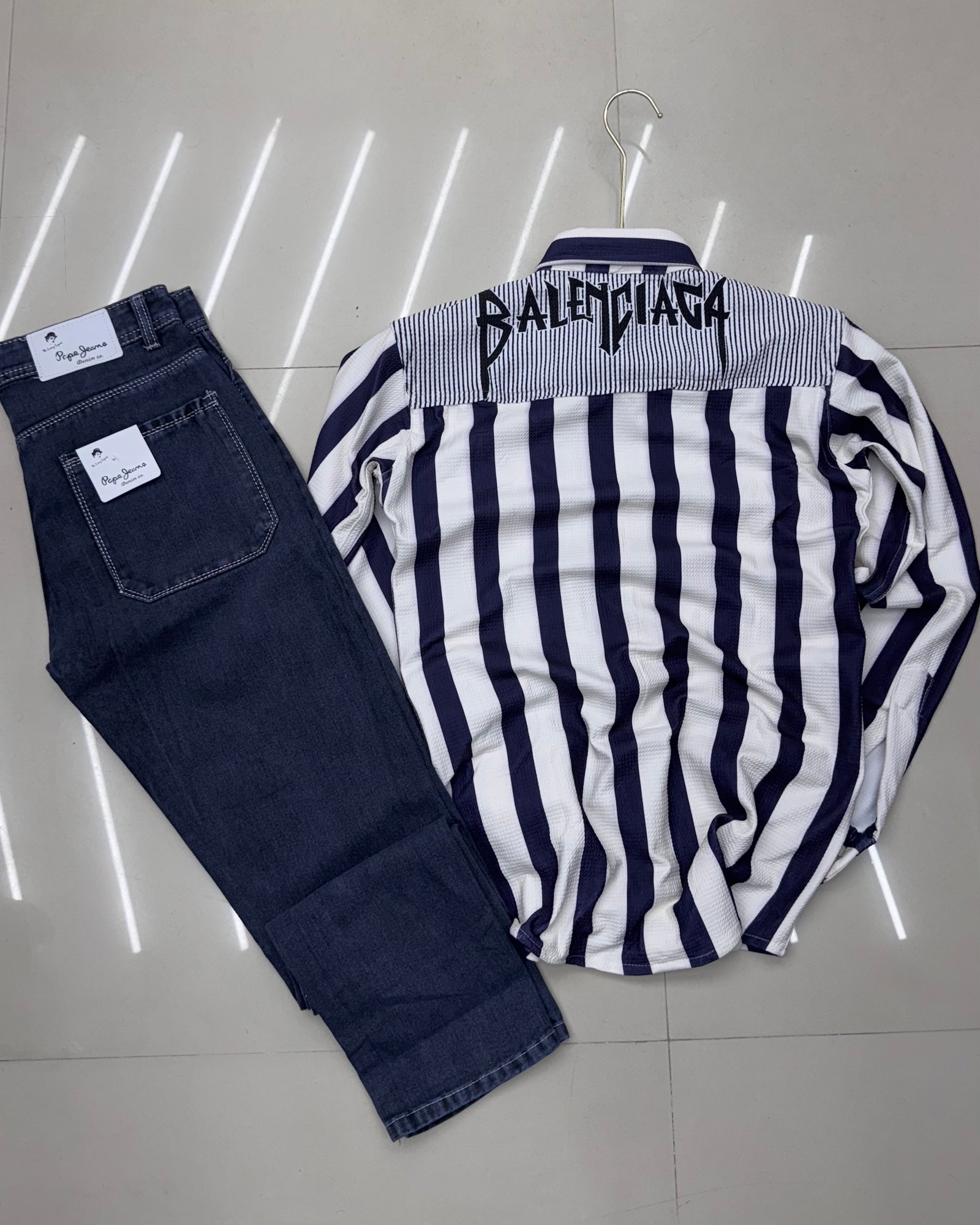 Mom Fit & Back Print Shirt