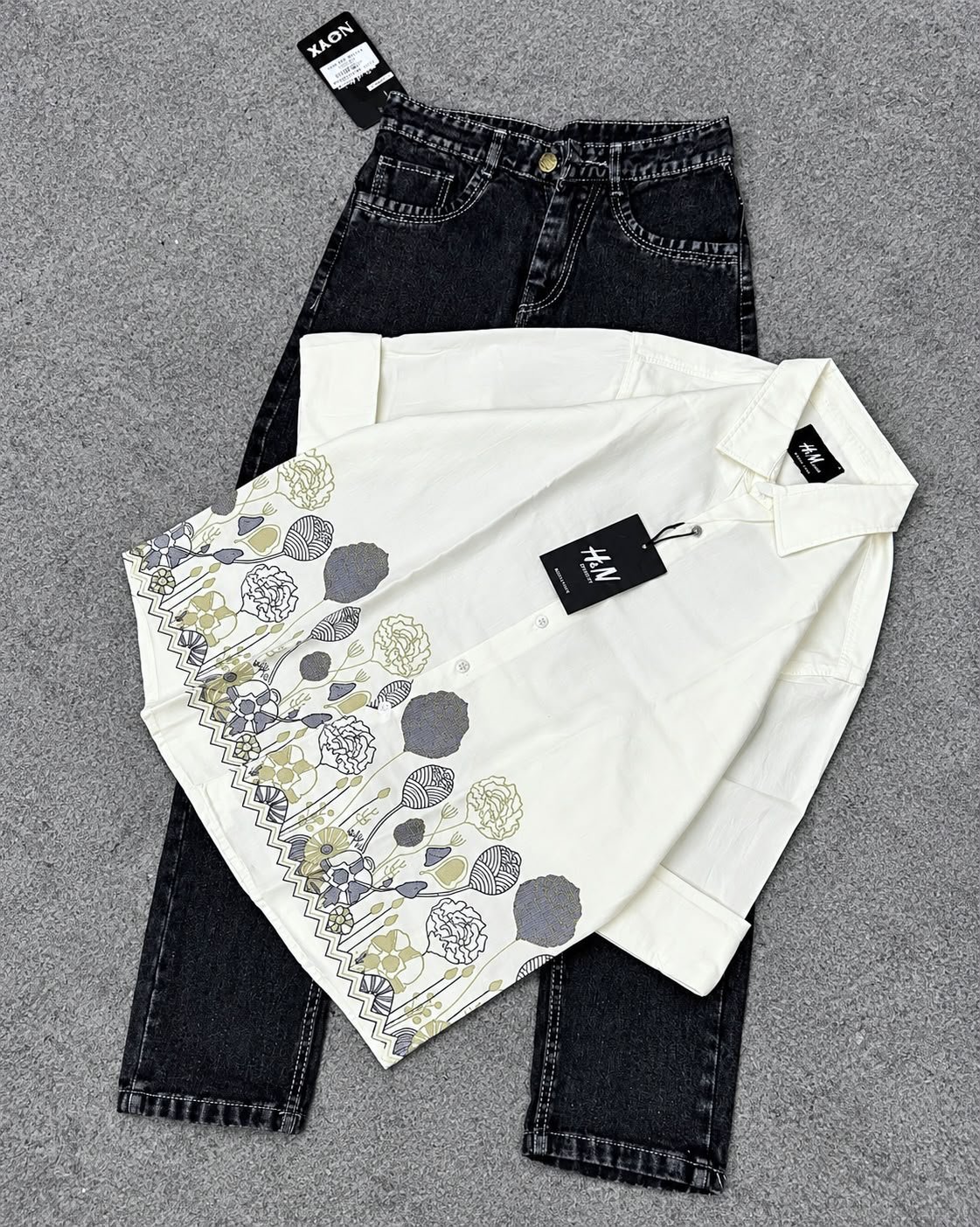 Baggy Shirt & Mom Fit Combo